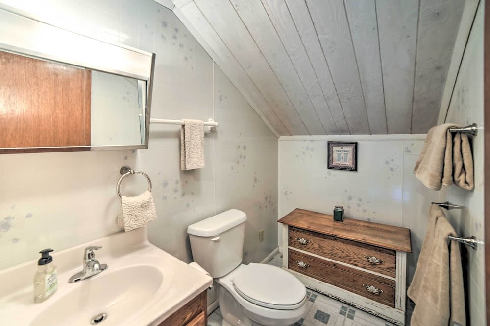 Secluded Woodsy Watersmeet Cabin w/ Fire Pit!