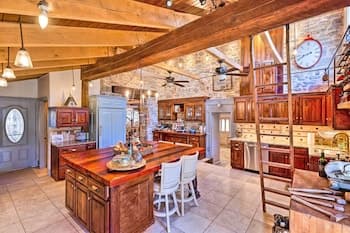 7-acre Stone Manor w/ Pool + Hot Tub Built in 1787