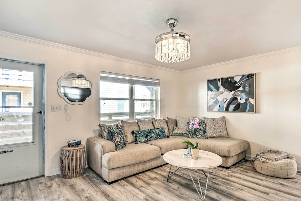 Chic Gulf Shores Condo w/ Pool & Beach Access