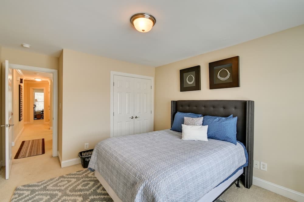 Charming Fayetteville Townhome, 9 Mi to Downtown!