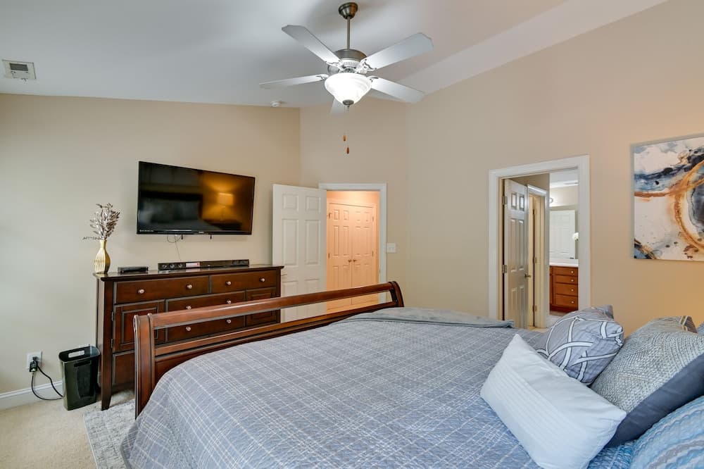 Charming Fayetteville Townhome, 9 Mi to Downtown!