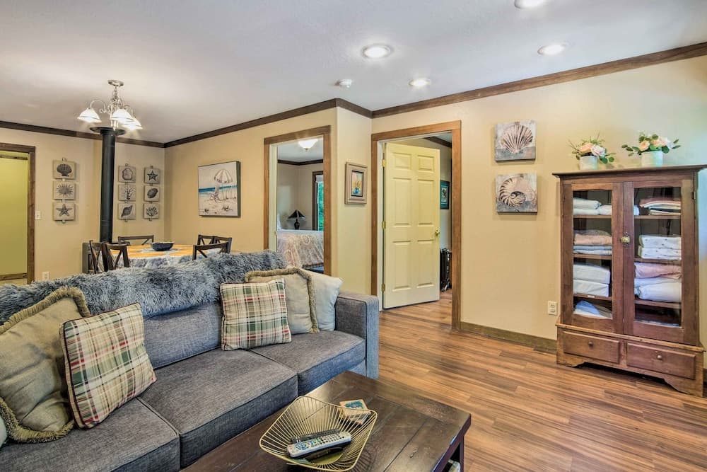 Coos Bay Cottage w/ Fireplace & BBQ Patio!