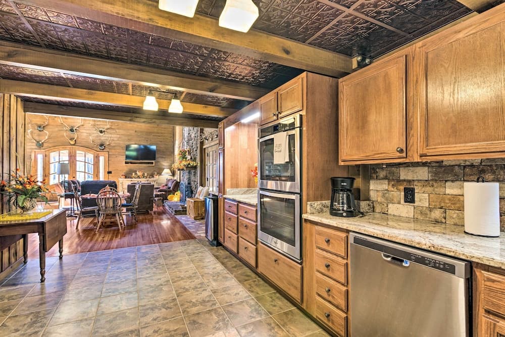 Countryside Cabin Retreat w/ Outdoor Kitchen!
