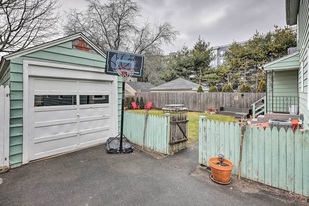 Bridgeport Vacation Rental - Walk to Beach!