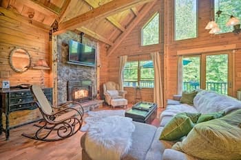Cozy Mount Snow Chalet w/ Game Room & Hot Tub