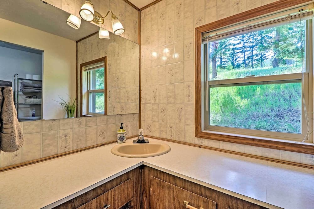 Cozy Montana Lake View Getaway - Fish & Hike!