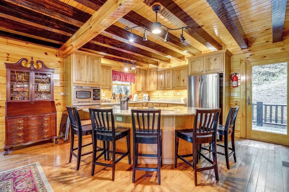 Hike, Fish & Golf: Burnsville Retreat w/ Deck!