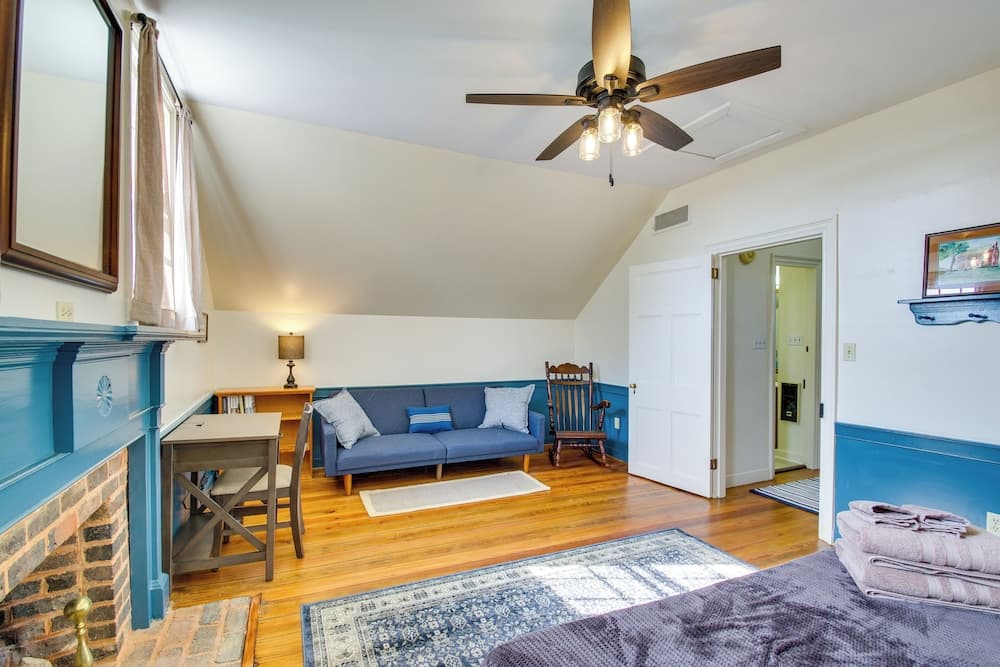 Idyllic Appomattox Home w/ Porch & Rocking Chairs!