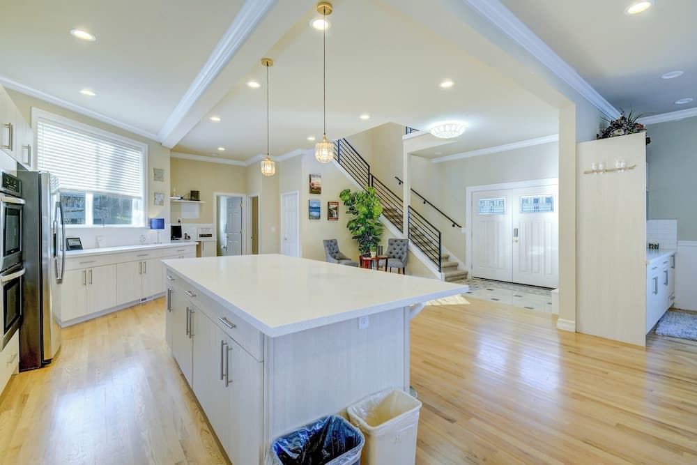 Luxe Federal Way Rental - Walk to the Water!