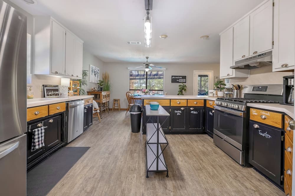 Dock & Private Pool: Lake Palo Pinto Retreat!