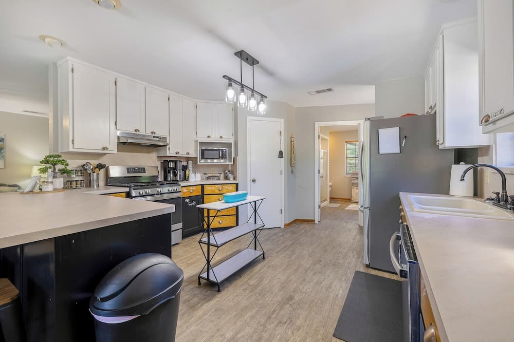 Dock & Private Pool: Lake Palo Pinto Retreat!