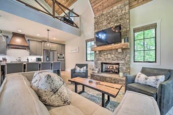Luxe Glenville Resort Retreat w/ Fireplace!