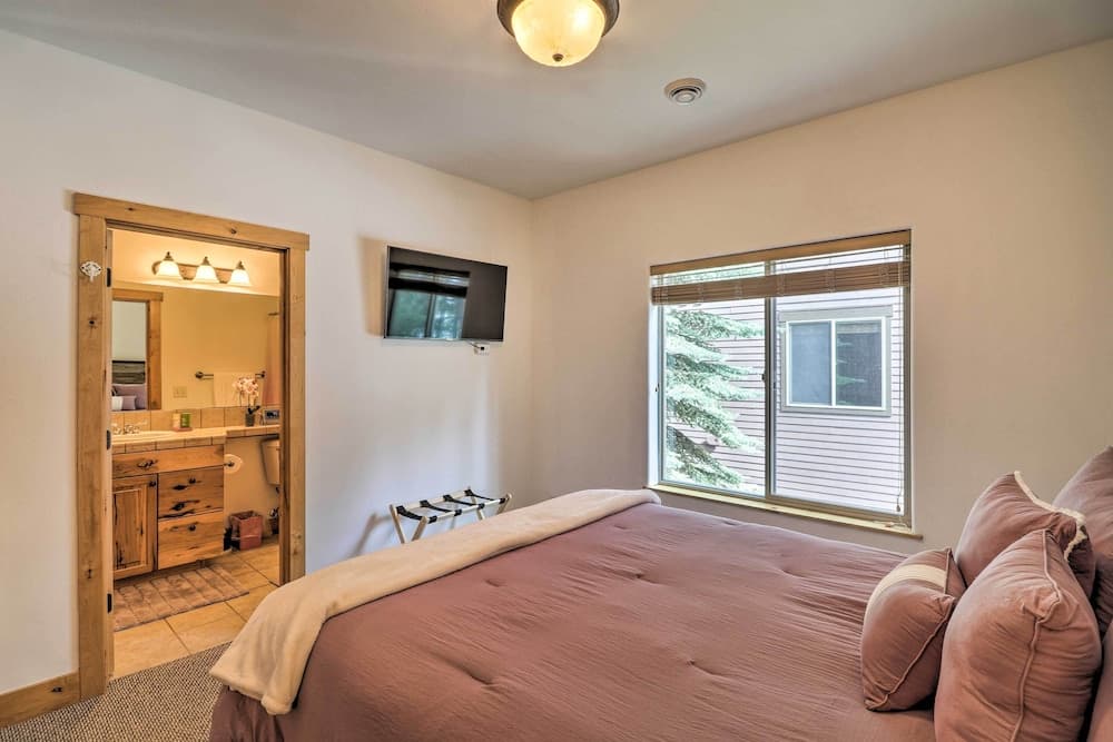 Flathead Lake Getaway w/ Balcony, Fireplace!