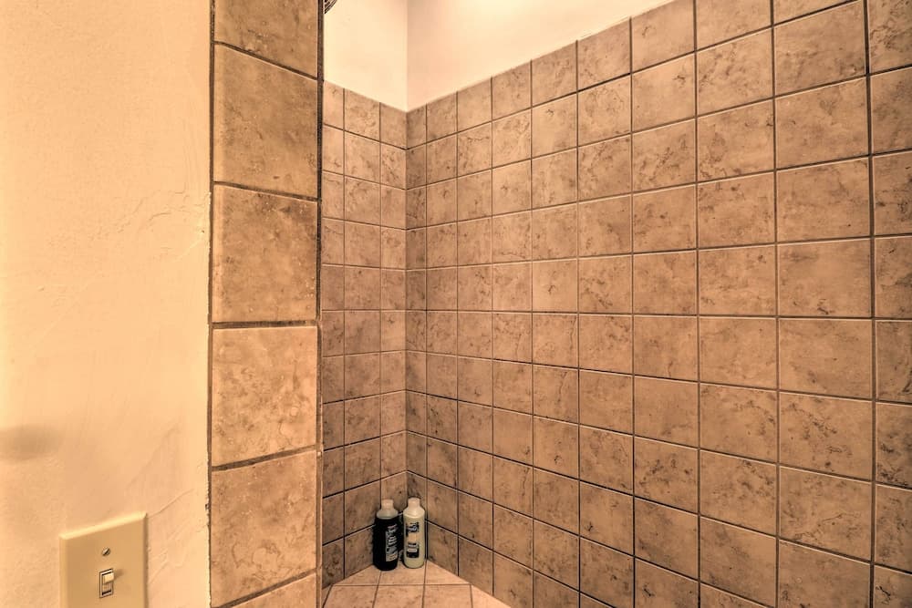 Flathead Lake Getaway w/ Balcony, Fireplace!