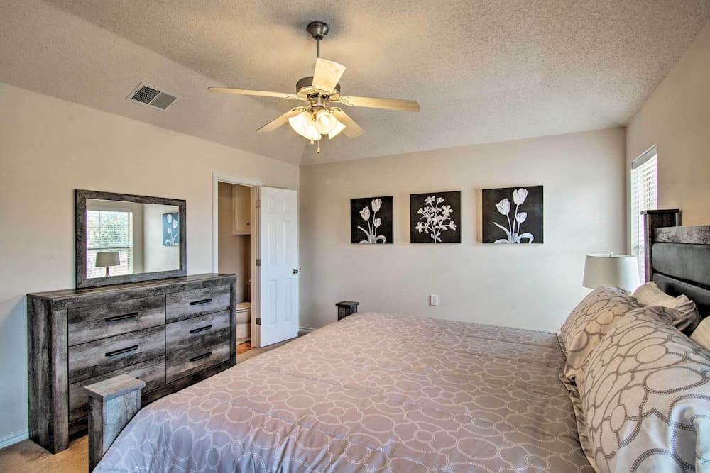 Pet-friendly Lubbock Home w/ Yard - 6 Mi to TTU