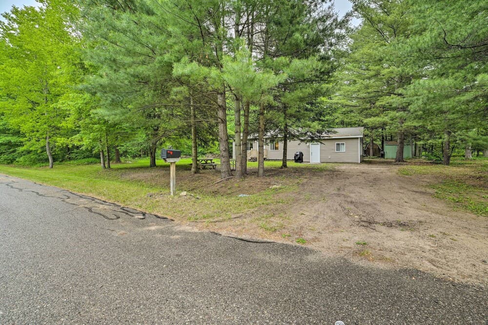 Vacation Rental In-between Houghton & Higgins Lake