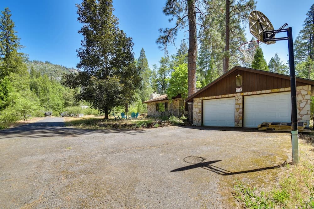 Riverfront Home Near Yosemite National Park!