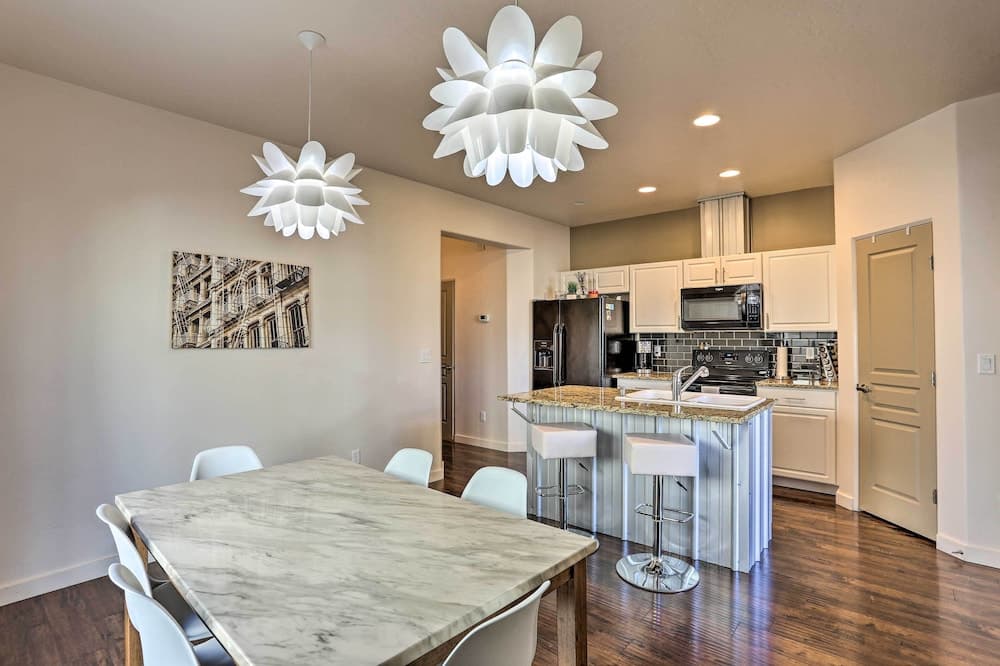 Sleek & Modern Townhome ~ 11 Mi to Dtwn Boise