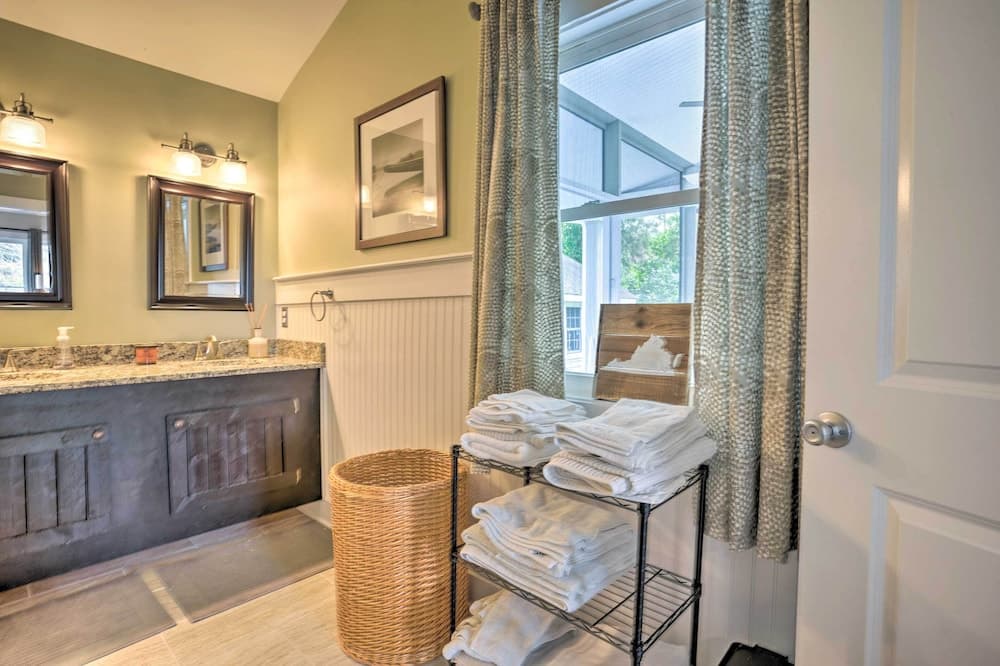 Urbanna Cottage w/ Private Yard & Water Views