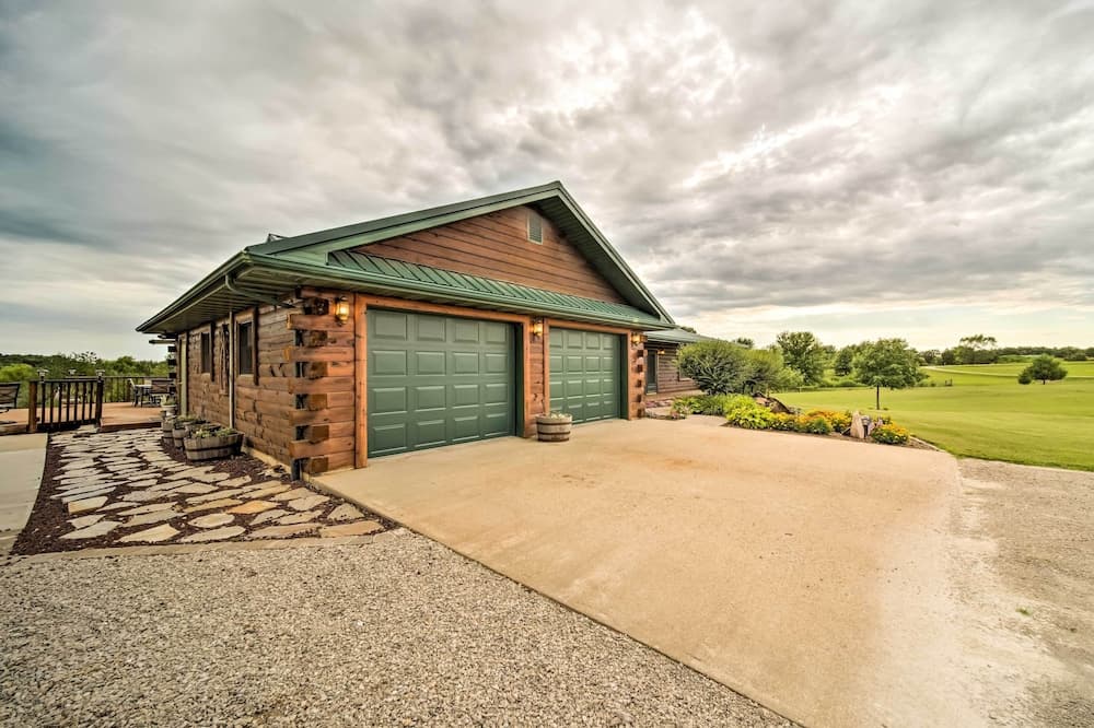 Rustic Keosauqua Gem: Fire Pit & Lake Sugema Views