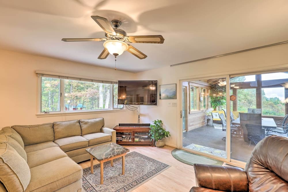 Stunning Fletcher Home: Hot Tub + Fire Pit!