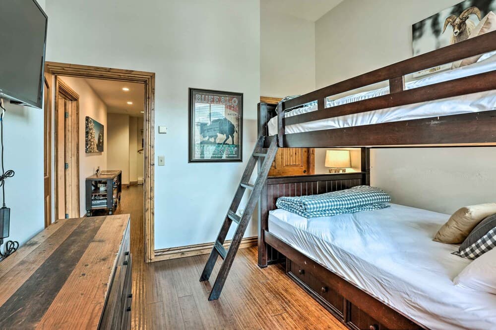 Winter Park Condo w/ Mountain Views + Hot Tub