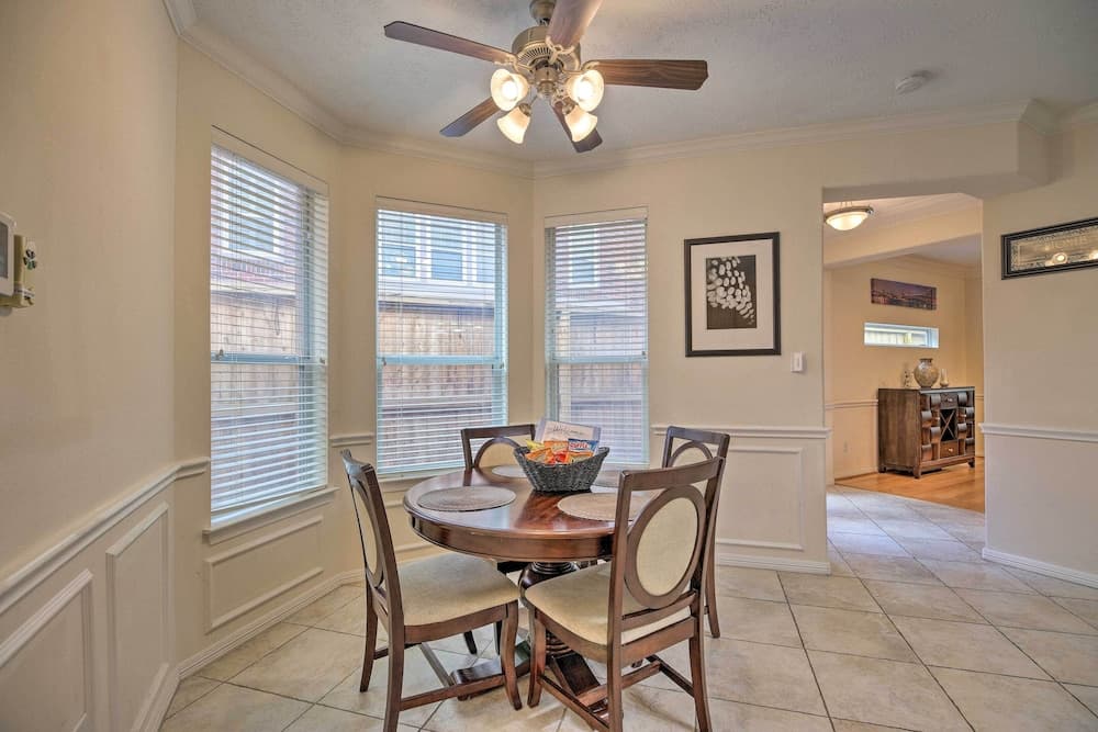 2,500 Sq Ft Townhome - Walk to Central River Oaks!