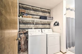 Arnold Cabin: Grill, Fire Pit & Epic Views!