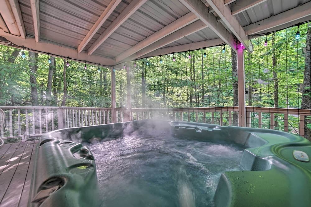 A-frame Gatlinburg Cabin w/ Deck & Private Hot Tub