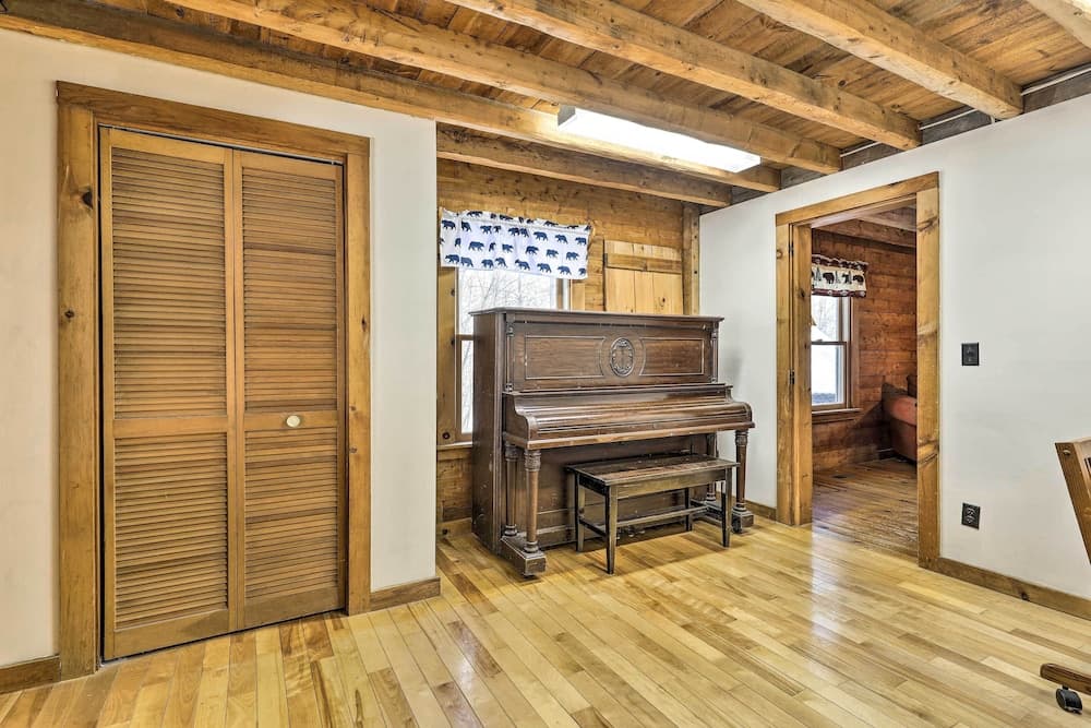 Black Bear Lodge: A Rural White Mtns Retreat