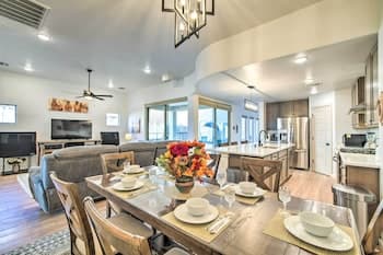 Casa Desert Rose' Home w/ Mtn-views & Hot Tub