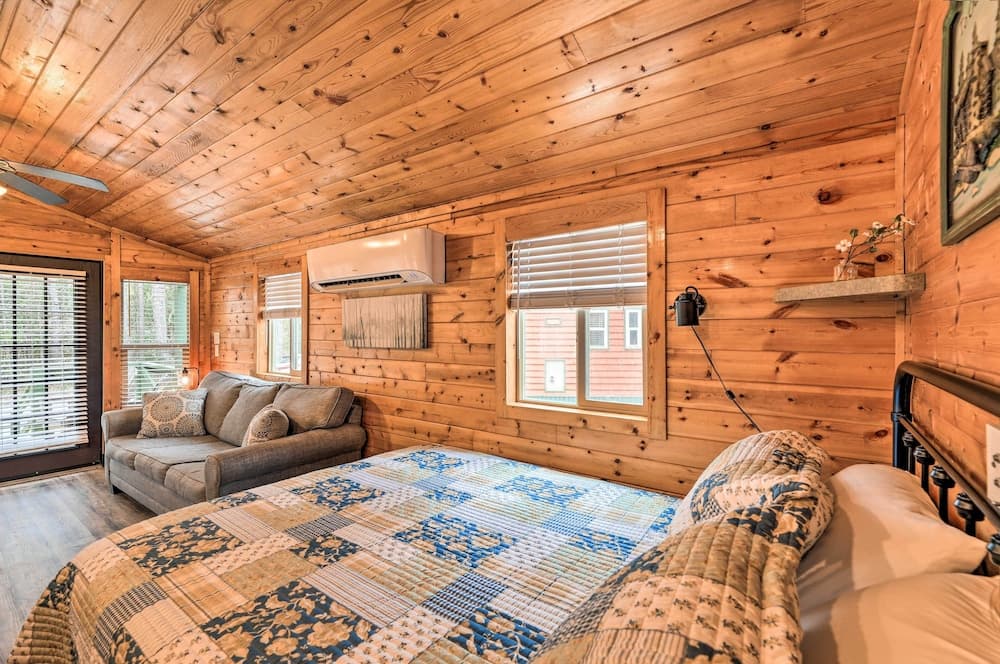 Beautiful New Bern Studio Cabin w/ Fire Pit!