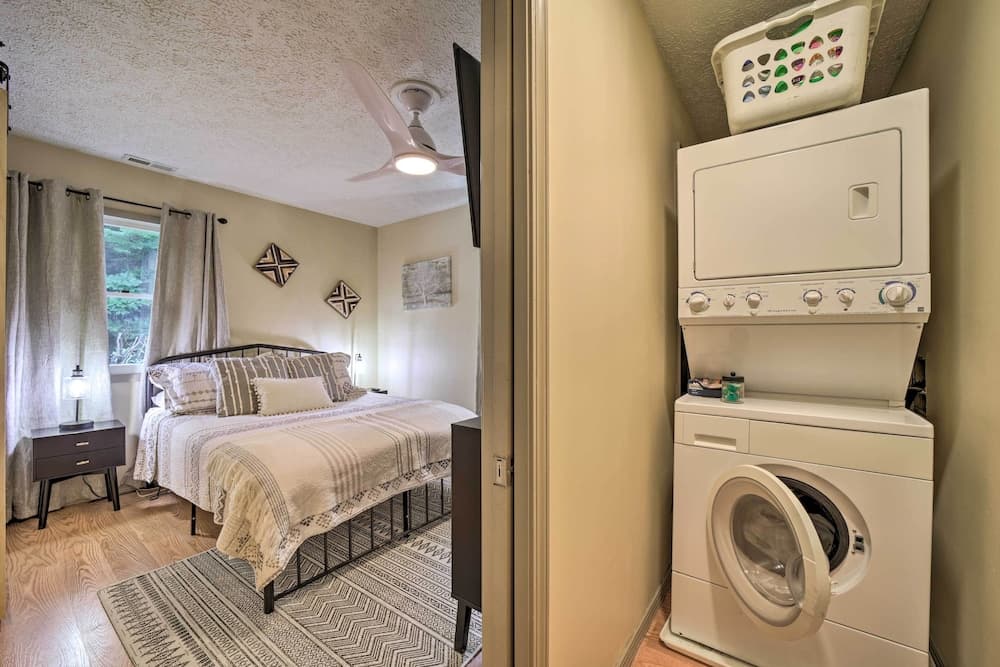 Charming Maggie Valley Getaway w/ Fire Pit!