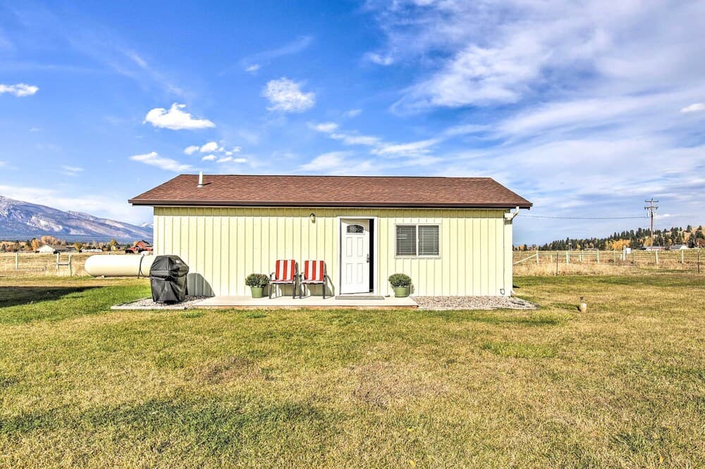 Cozy Cottage Studio: Stunning Mountain Views!