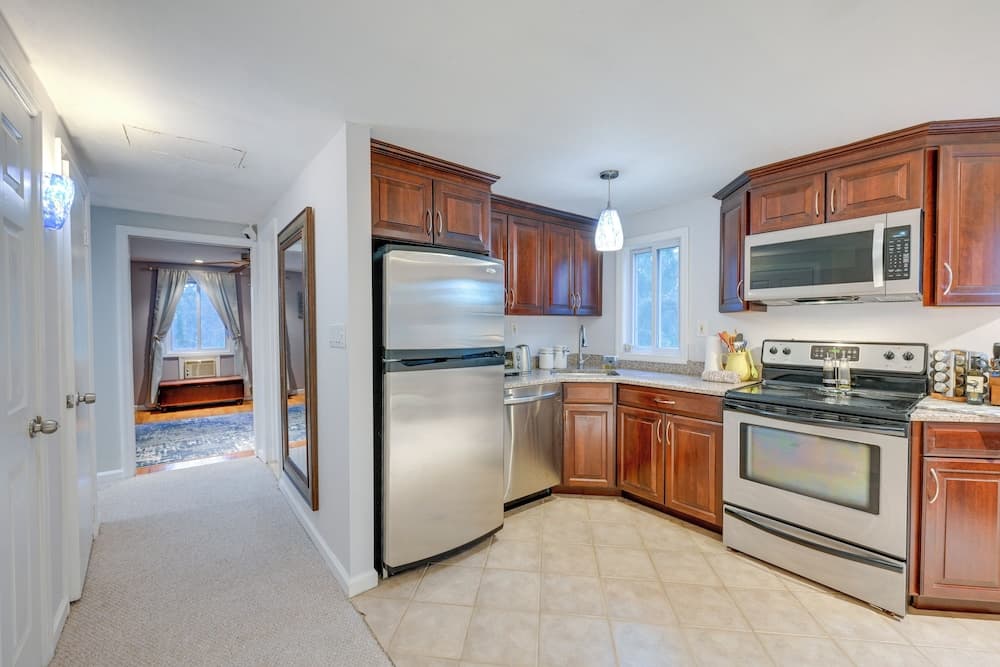 Cozy Dix Hills Apt w/ Deck ~ 7 Mi to Beach!