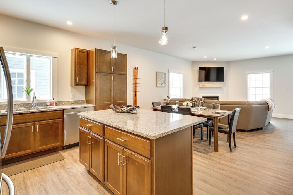 'echo Base Lodge' Near Holiday Valley Slopes!