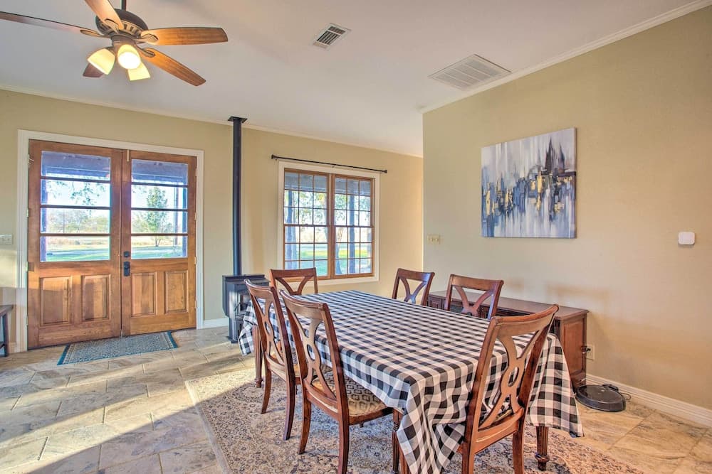 Charming Gainesville Retreat: Barn, Horses Welcome