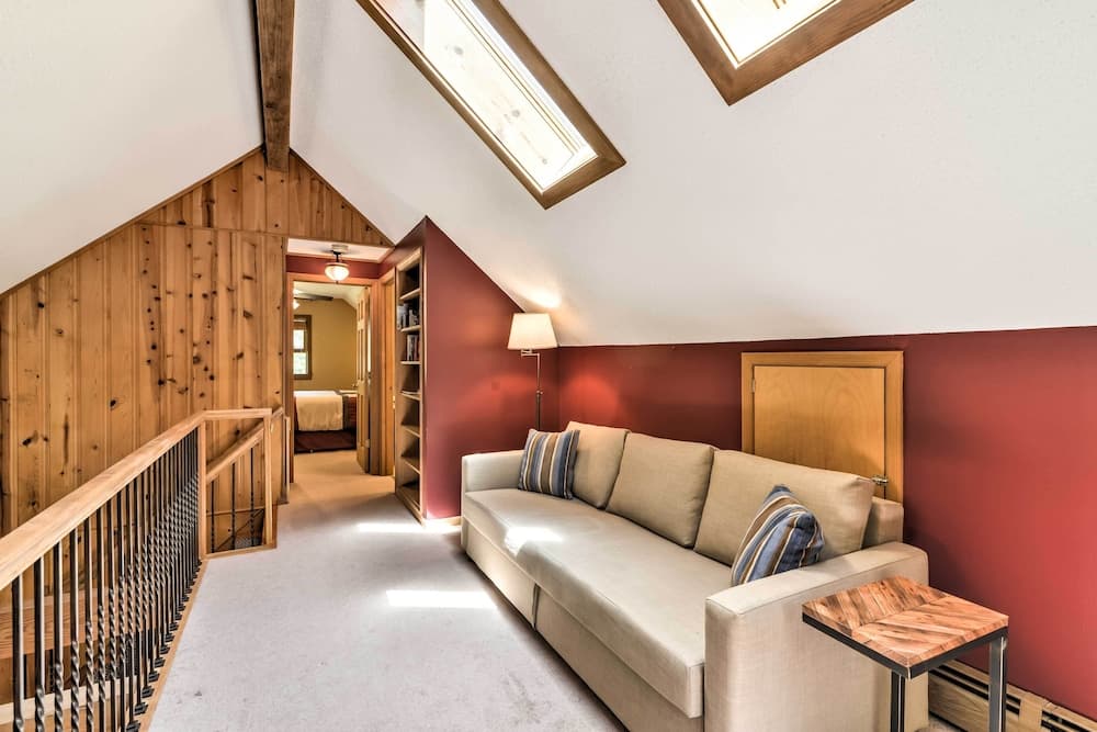 Black Mountain Cabin w/ Screened Porch + Views!