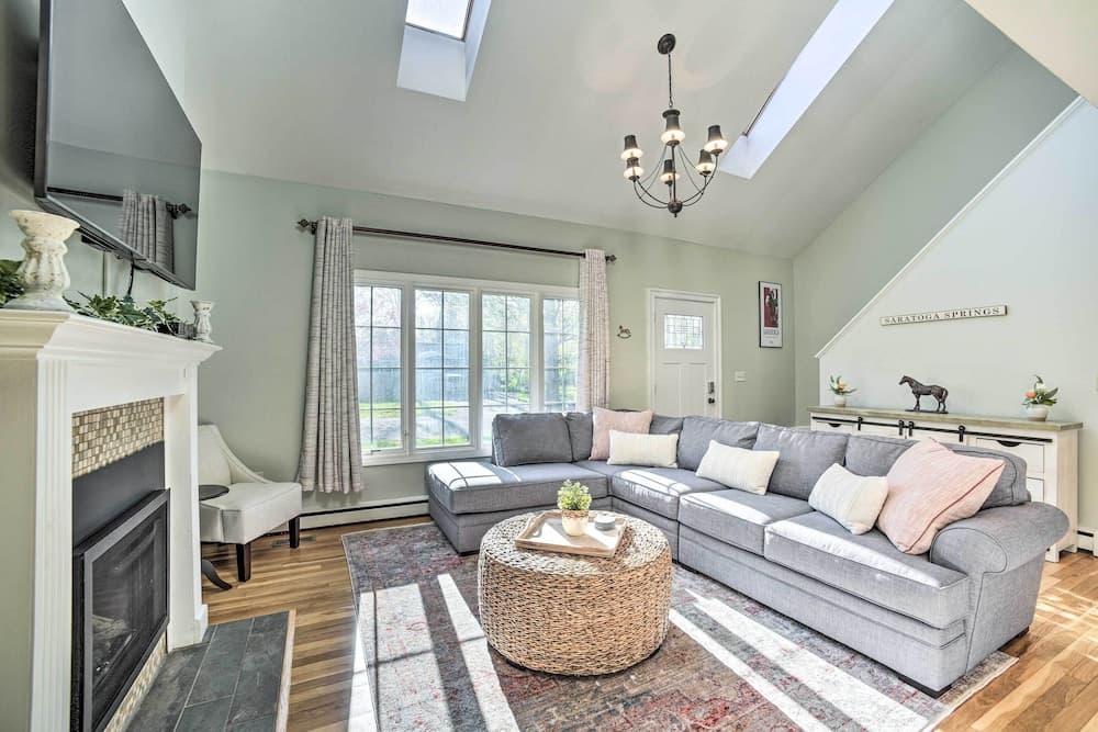 Family-friendly Retreat w/ Hot Tub: 1 Mi to Dtwn