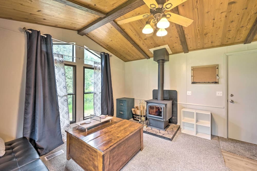 Cute Donnelly Cabin in the Woods w/ Fire Pit!