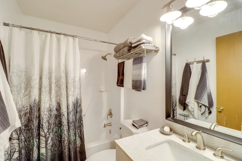 Henderson Home w/ Patio: 1 Mi to Norfork Lake