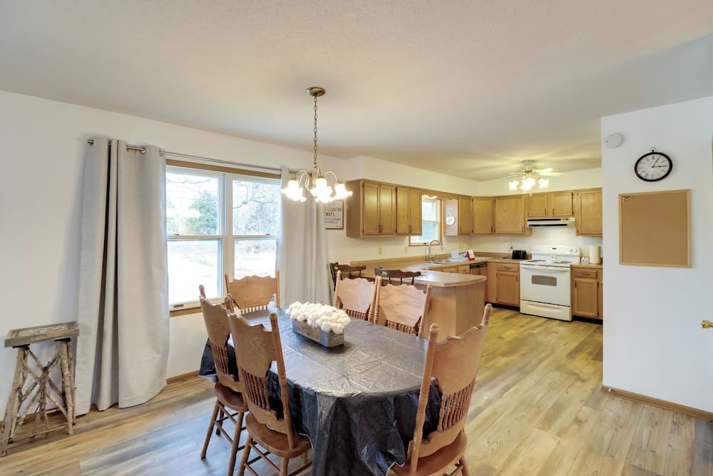 Henderson Home w/ Patio: 1 Mi to Norfork Lake