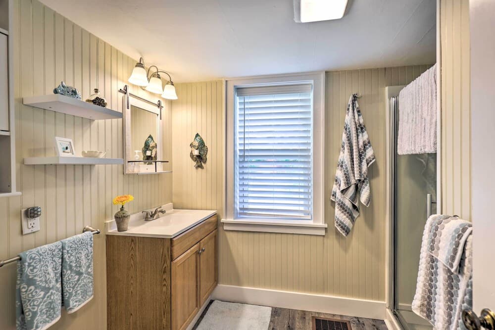 Finger Lakes Farm Retreat: Walk to Wineries!