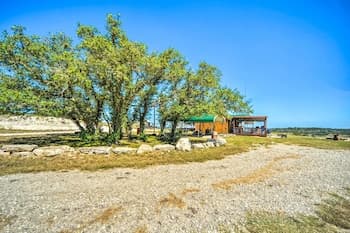 Fredericksburg Cabin: Rural Views & Wildlife!