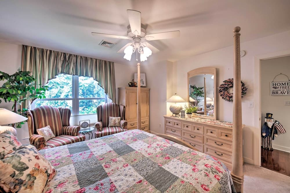 9 Mi to Midtown Harrisburg: Cottage w/ Deck