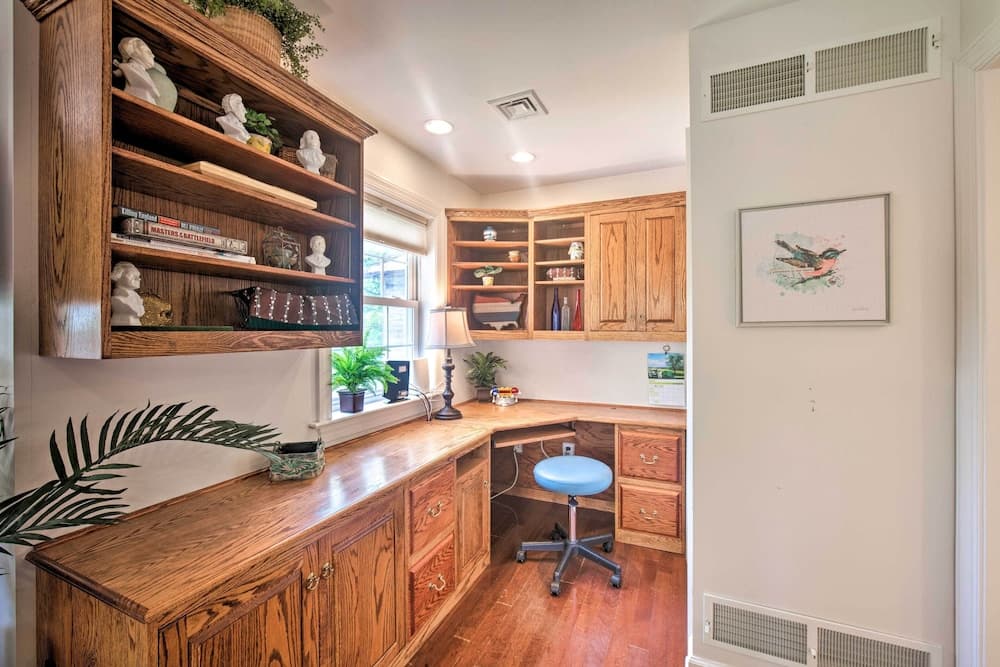 9 Mi to Midtown Harrisburg: Cottage w/ Deck