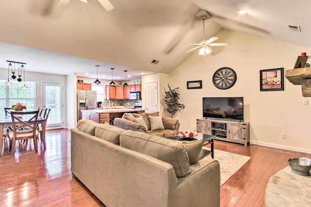 Home w/ Community Pool - 2 Miles to The Island!