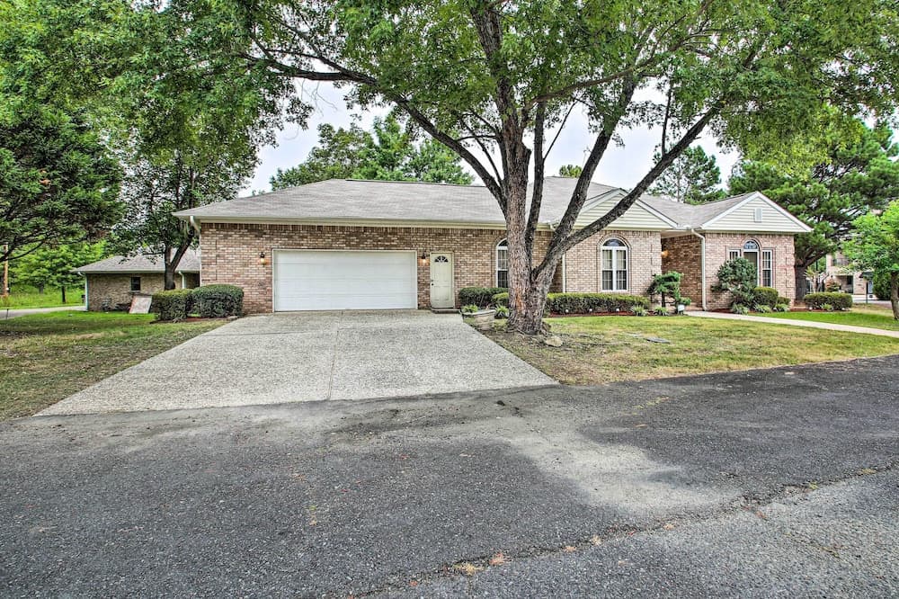 2-tier Deck & Boat Parking: Lake Hamilton Home