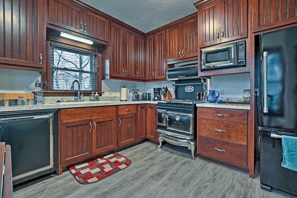 Lawrence Area Vacation Rental 15 Mi to Topeka!