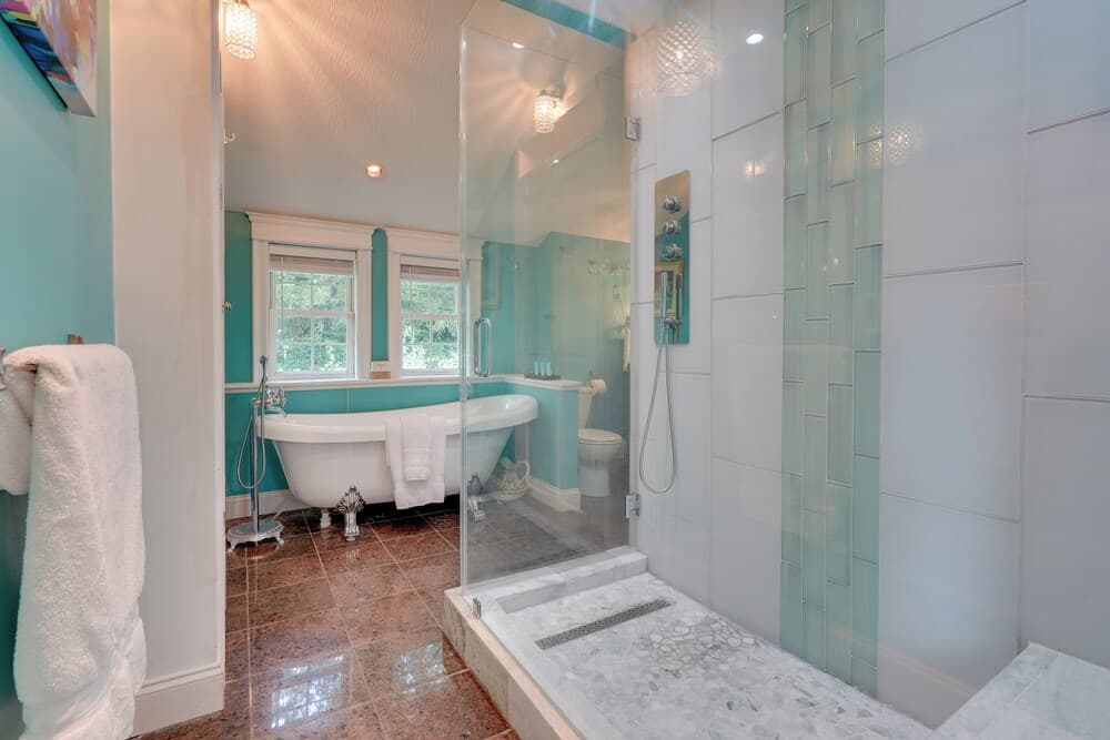 Large Family Home w/ Patios, Gas Grill + Fire Pit!